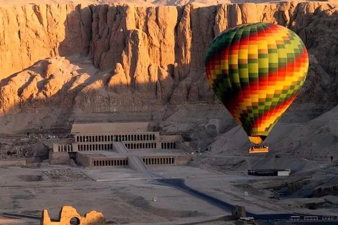 Paseo en globo al amanecer sobre Luxor