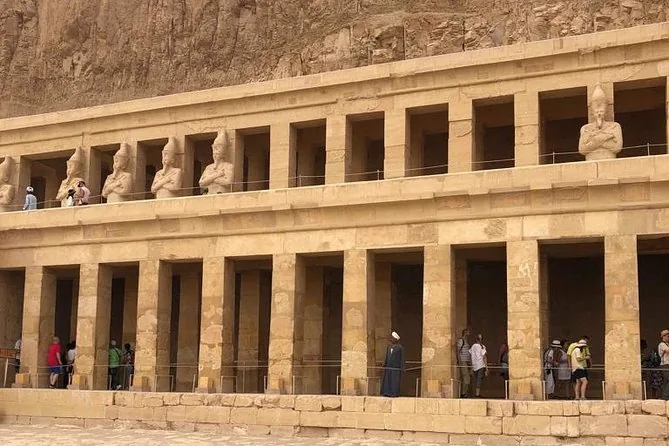 Die obere Kolonnade des Hatschepsut-Tempels mit Osiris-Statuen und quadratischen Pfeilern