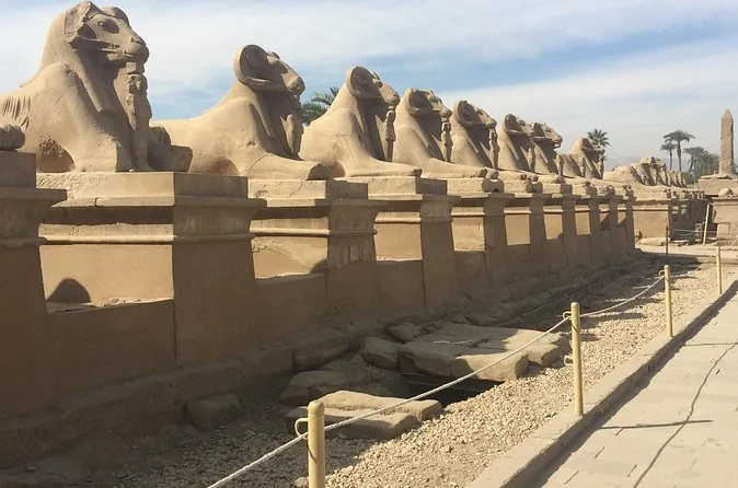 Eine Reihe von Widdersphingen entlang einer Allee in Karnak