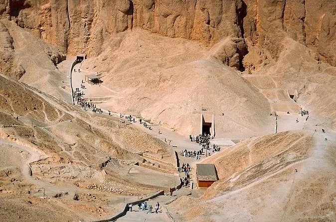 Das Tal der Könige von oben, eine trockene Schlucht mit Wegen zu den Grabeingängen